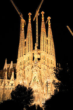 250px_Sagrada_familia_by_night_2006.jpg