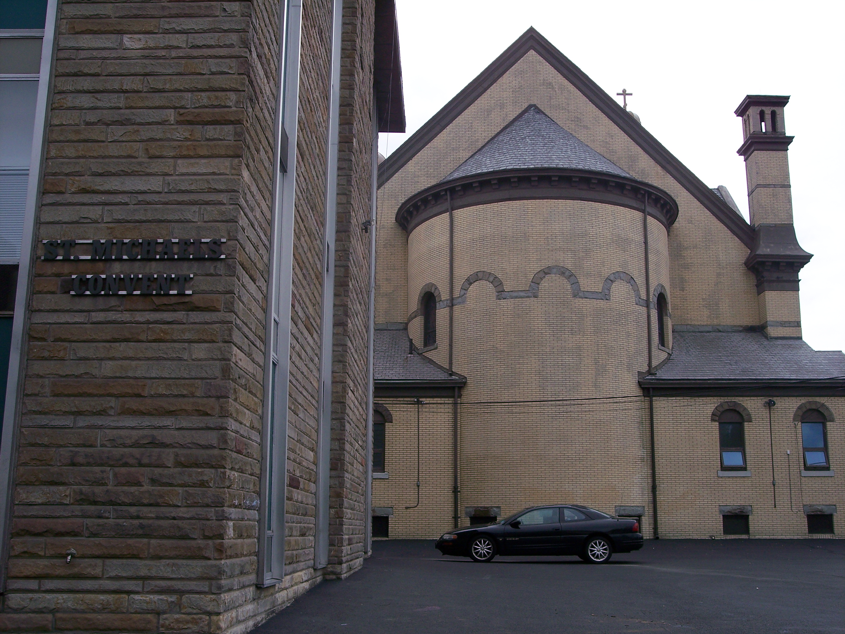 Byzantine_Catholic_from_back_plus_Convent_sign.JPG