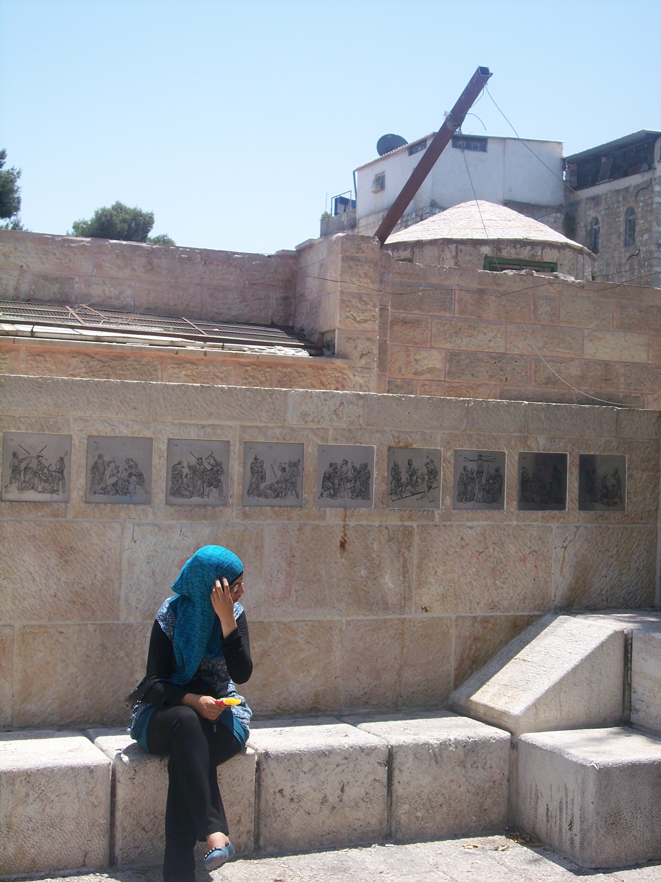 Muslim_girl_on_bench.JPG