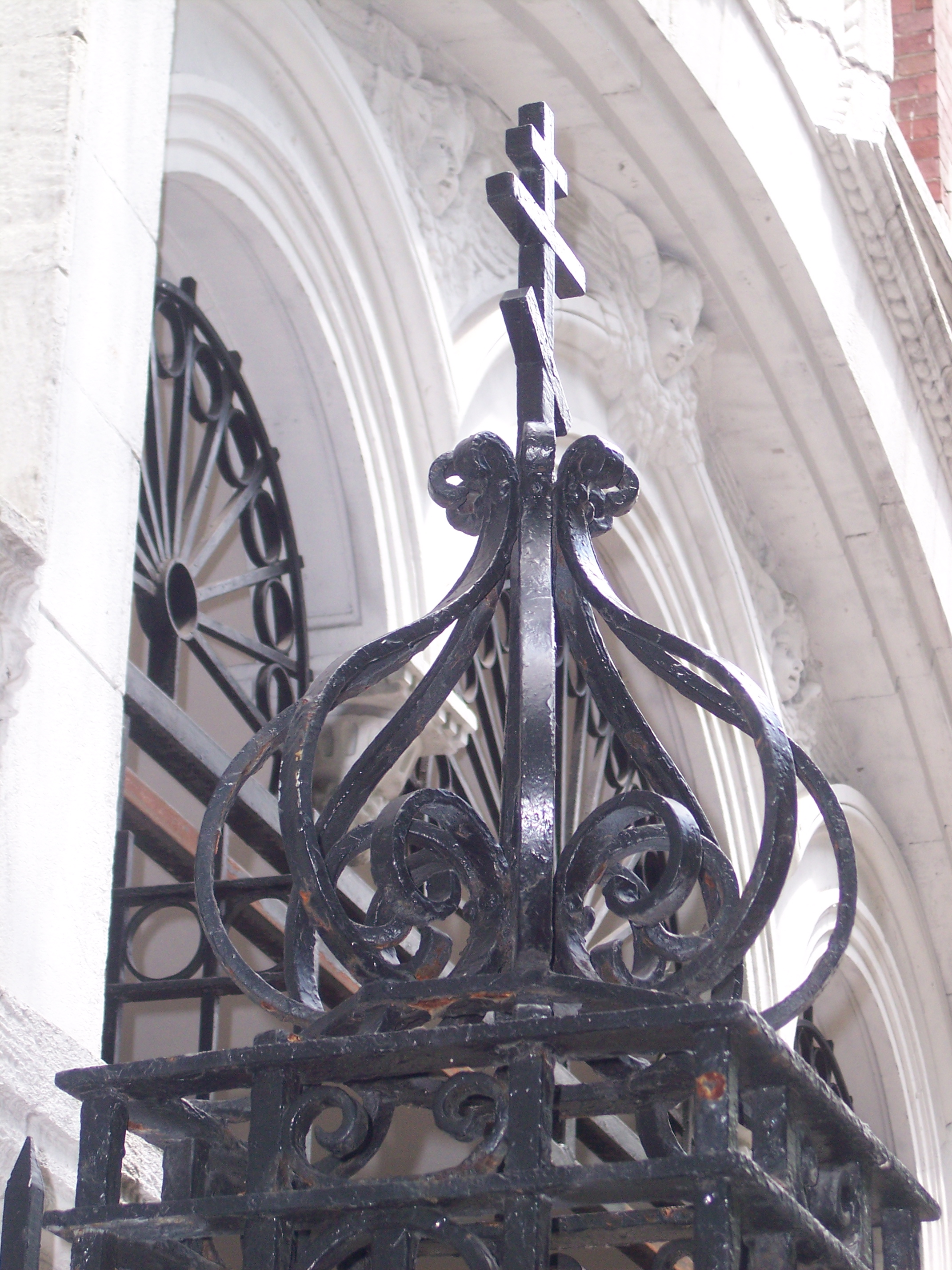 St_Nicholas_gates_cross.JPG