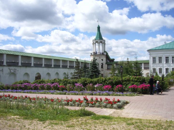 Двор Никитского монастыря в Переяславле-Залесском.