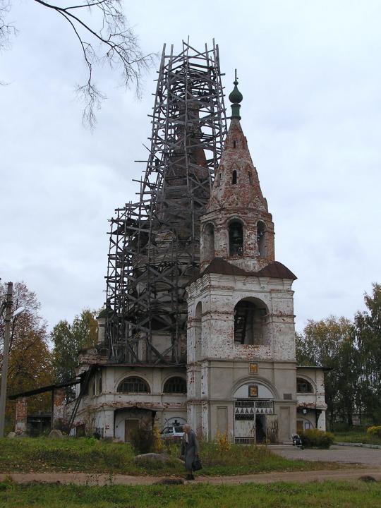 Храм Богоявления. п. Красное-на-Волге. Процесс восстановления. 2003 год.