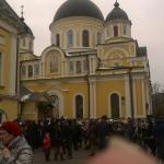 Покровский монастырь. Очередь к мощам Матроны Московской.