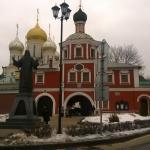 Зачатьевский Монастырь в Москве. Памятник Святителю митрополиту Алексию.